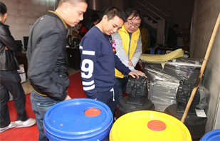 昆明實(shí)體店主黃先生批發(fā)挖掘機(jī)配件